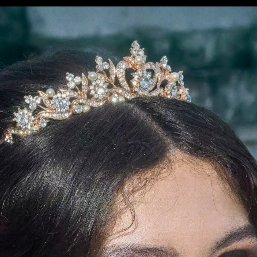 Elegant Gold Tiara with Pearls
